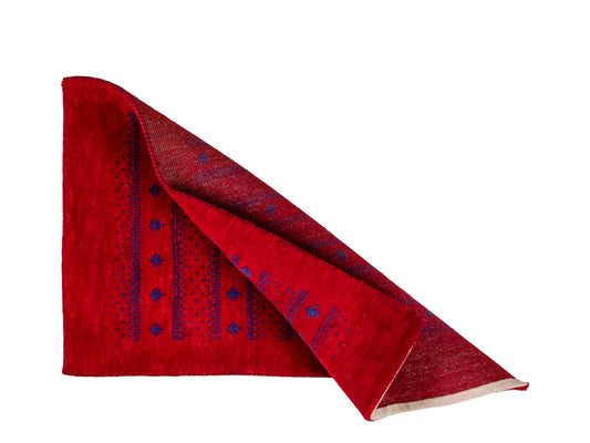 Handgeknüpfter Indo Loribaft Orientteppich von Khademi aus Wolle, rot. Geometrisches Nomaden-Design. Von Hand geknüpft in Indien. Größe: 93x62cm. Teppichnummer: KB4-1724. Verkauf durch Jupiter Intl.