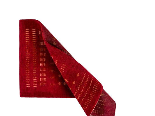 Handgeknüpfter Indo Loribaft Orientteppich von Khademi aus Wolle, rot. Geometrisches Nomaden-Design. Von Hand geknüpft in Indien. Größe: 93x62cm. Teppichnummer: KB4-1763. Verkauf durch Jupiter Intl.