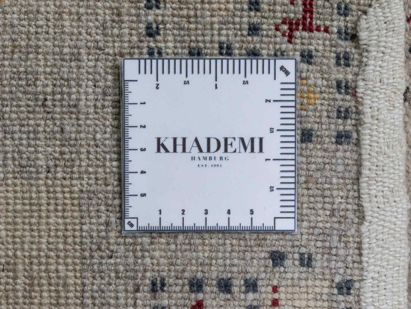 Handgeknüpfter Indo Loribaft Orientteppich von Khademi aus Wolle, cremeweiß, grau. Geometrisches Nomaden-Design. Von Hand geknüpft in Indien. Größe: 94x59cm. Teppichnummer: KB4-1739. Verkauf durch Jupiter Intl.