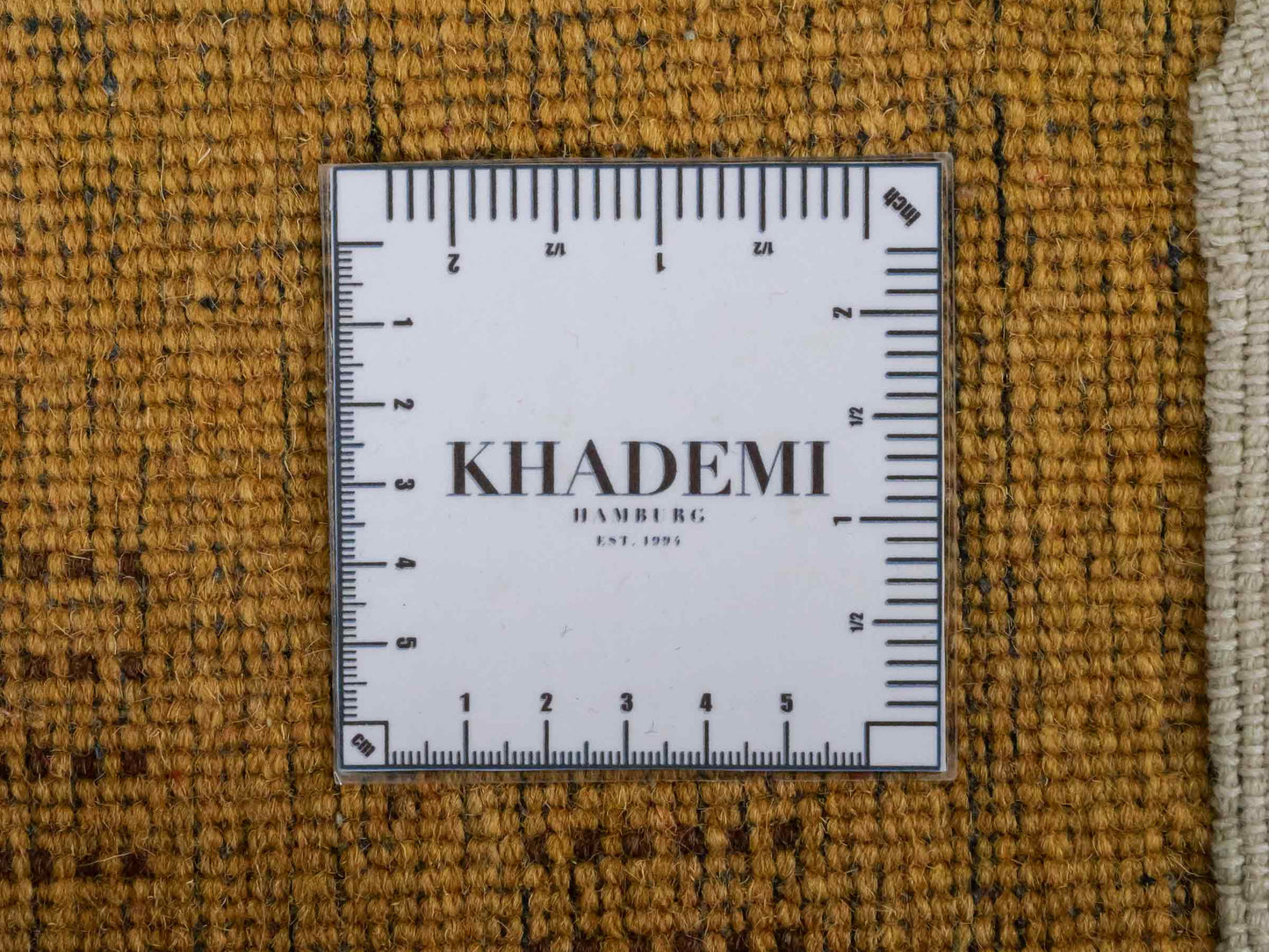 Handgeknüpfter Indo Loribaft Orientteppich von Khademi aus Wolle, gold. Geometrisches Nomaden-Design. Von Hand geknüpft in Indien. Größe: 94x60cm. Teppichnummer: KB4-1719. Verkauf durch Jupiter Intl.