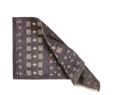 Handgeknüpfter Indo Loribaft Orientteppich von Khademi aus Wolle, grau. Geometrisches Nomaden-Design. Von Hand geknüpft in Indien. Größe: 94x60cm. Teppichnummer: KB4-1766 Verkauf durch Jupiter Intl.