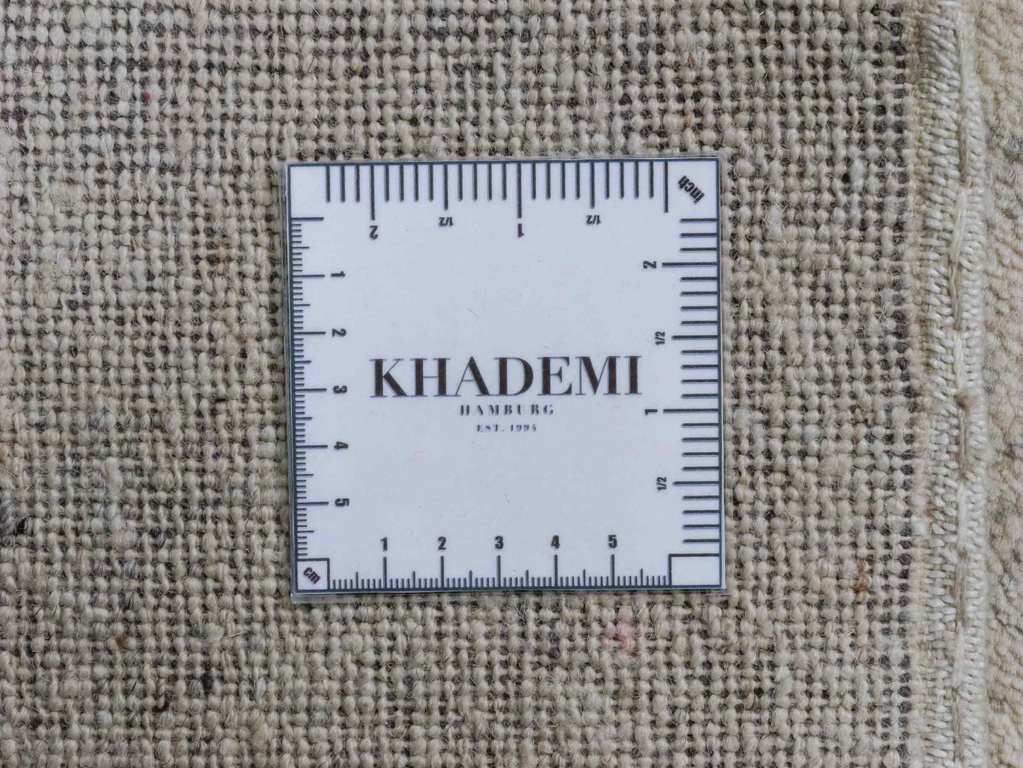 Handgeknüpfter Indo Loribaft Orientteppich von Khademi aus Wolle, cremeweiß. Geometrisches Nomaden-Design. Von Hand geknüpft in Indien. Größe: 94x61cm. Teppichnummer: KB4-1726. Verkauf durch Jupiter Intl.