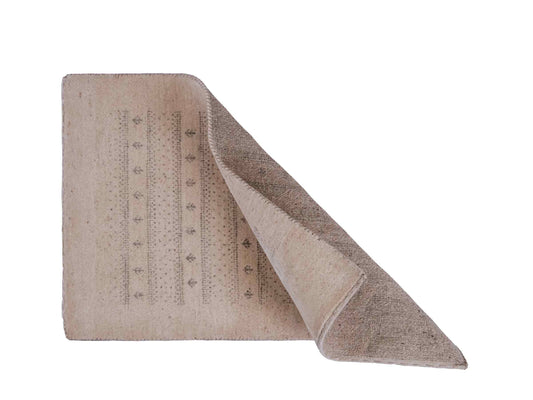 Handgeknüpfter Indo Loribaft Orientteppich von Khademi aus Wolle, cremeweiß. Geometrisches Nomaden-Design. Von Hand geknüpft in Indien. Größe: 94x61cm. Teppichnummer: KB4-1726. Verkauf durch Jupiter Intl.