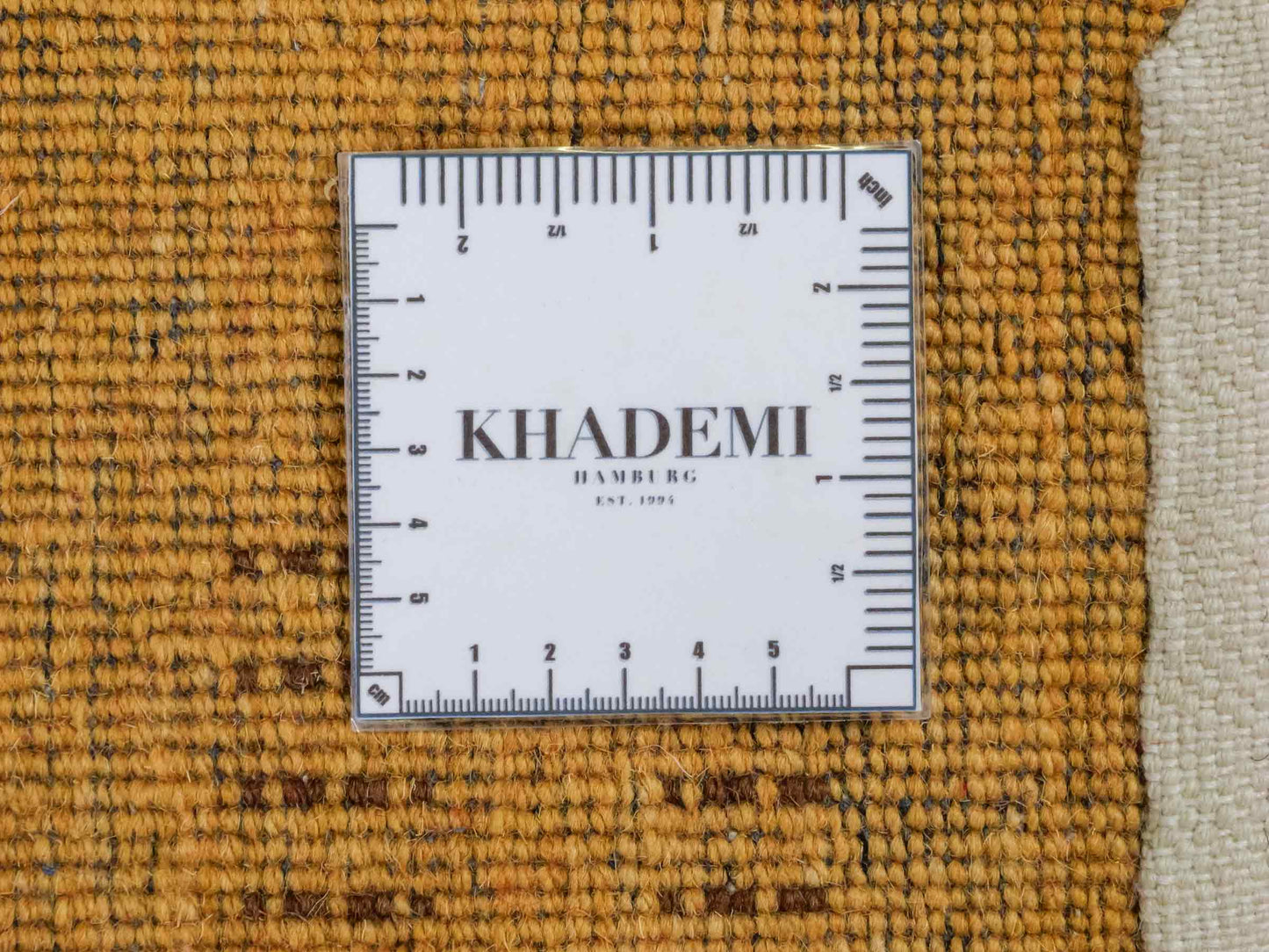 Handgeknüpfter Indo Loribaft Orientteppich von Khademi aus Wolle, gold. Geometrisches Nomaden-Design. Von Hand geknüpft in Indien. Größe: 94x62cm. Teppichnummer: KB4-1765. Verkauf durch Jupiter Intl.