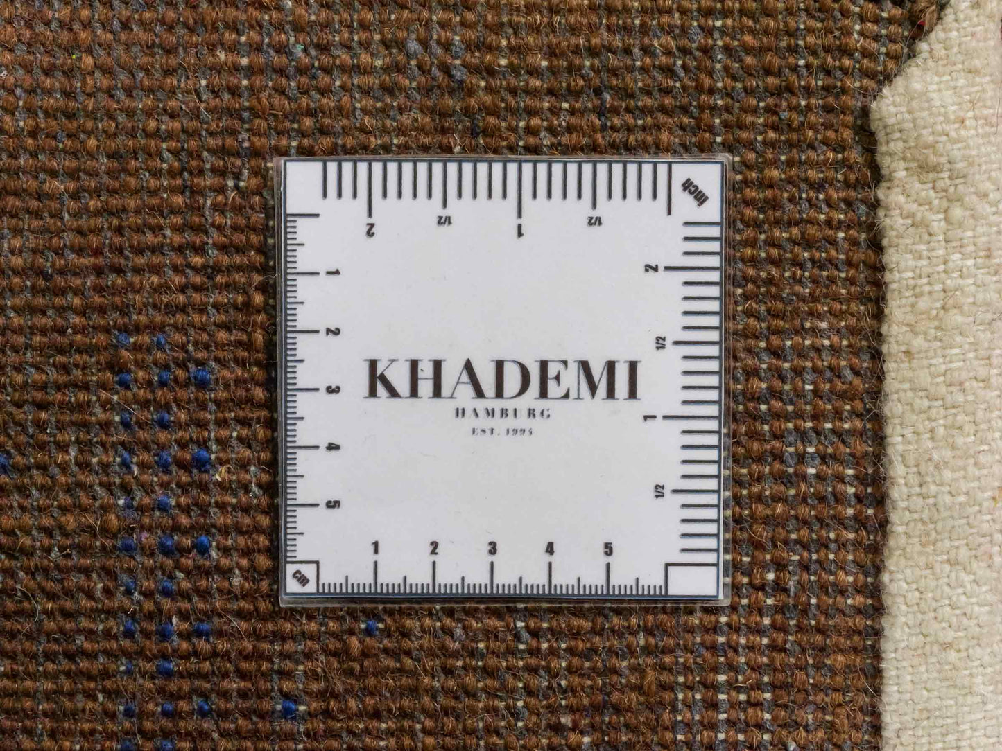 Handgeknüpfter Indo Loribaft Orientteppich von Khademi aus Wolle, braun. Geometrisches Nomaden-Design. Von Hand geknüpft in Indien. Größe: 94x63cm. Teppichnummer: KB4-1738. Verkauf durch Jupiter Intl.