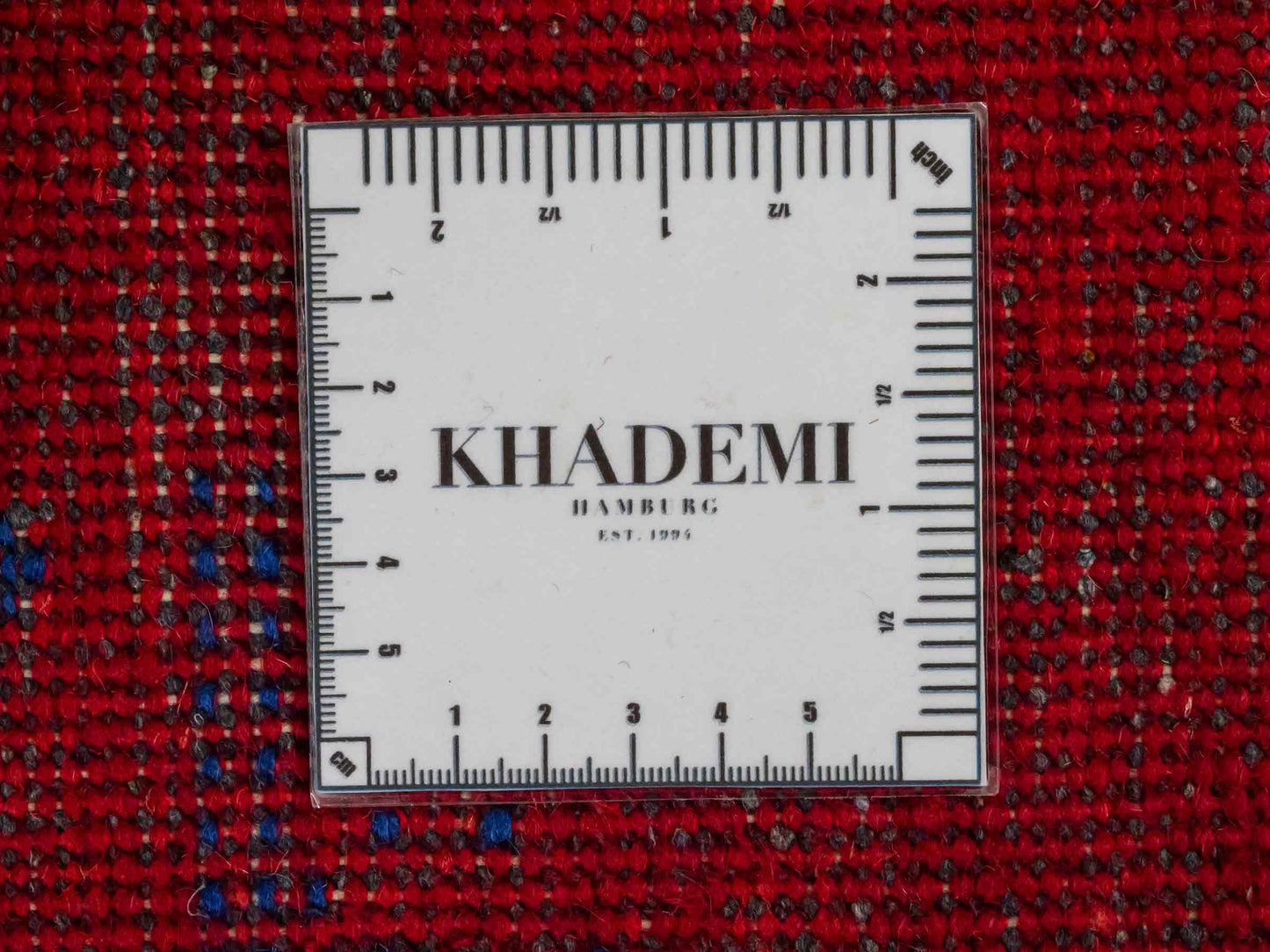 Handgeknüpfter Indo Loribaft Orientteppich von Khademi aus Wolle, rot. Geometrisches Nomaden-Design. Von Hand geknüpft in Indien. Größe: 94x64cm. Teppichnummer: KB4-1718. Verkauf durch Jupiter Intl.