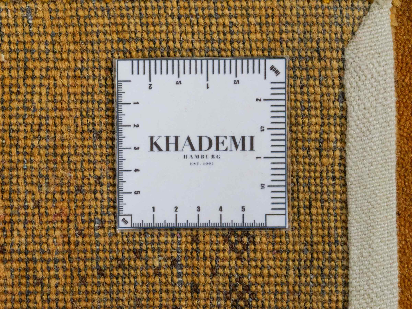 Handgeknüpfter Indo Loribaft Orientteppich von Khademi aus Wolle, gold. Geometrisches Nomaden-Design. Von Hand geknüpft in Indien. Größe: 95x57cm. Teppichnummer: KB4-1749. Verkauf durch Jupiter Intl.