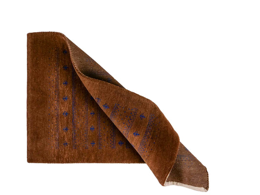 Handgeknüpfter Indo Loribaft Orientteppich von Khademi aus Wolle, braun. Geometrisches Nomaden-Design. Von Hand geknüpft in Indien. Größe: 95x62cm. Teppichnummer: KB4-1745. Verkauf durch Jupiter Intl.