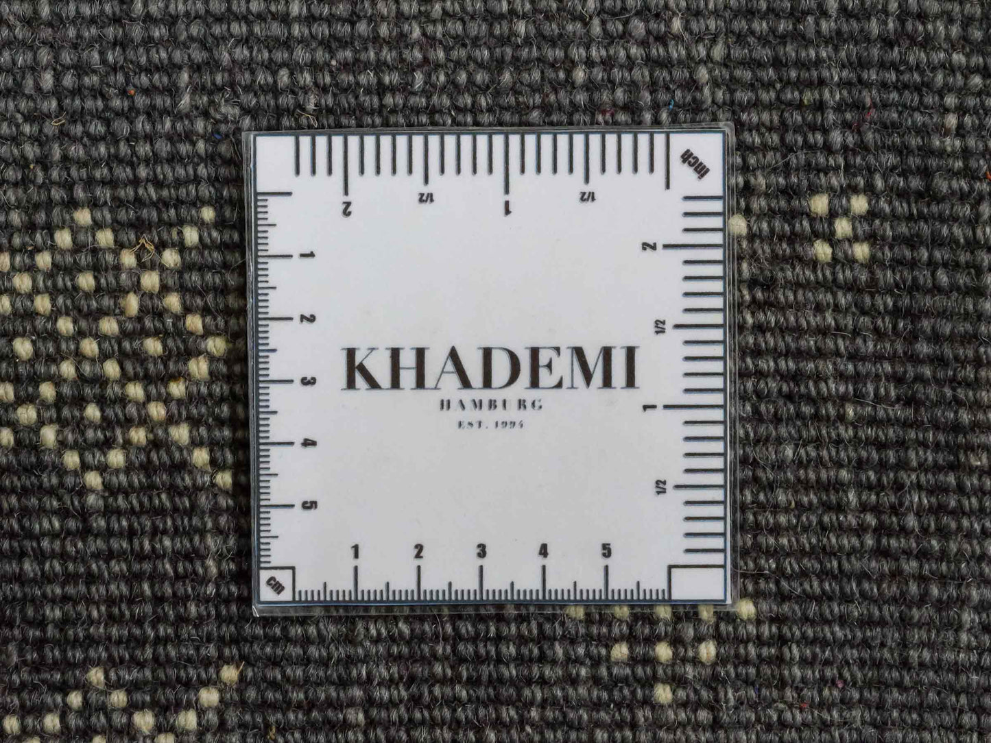 Handgeknüpfter Indo Loribaft Orientteppich von Khademi aus Wolle, grau. Geometrisches Nomaden-Design. Von Hand geknüpft in Indien. Größe: 96x61cm. Teppichnummer: KB4-1754. Verkauf durch Jupiter Intl.