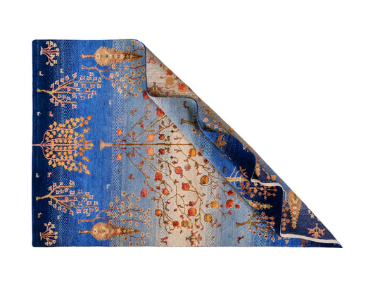 Handgeknüpfter Indo Loribaft Orientteppich von Khademi aus Wolle mit Bambusseide, blau, mehrfarbig. Nomaden-Design mit Lebensbaum. Von Hand geknüpft in Indien. Größe: 206x137cm. Teppichnummer: KB4-1705. Verkauf durch Jupiter Intl.