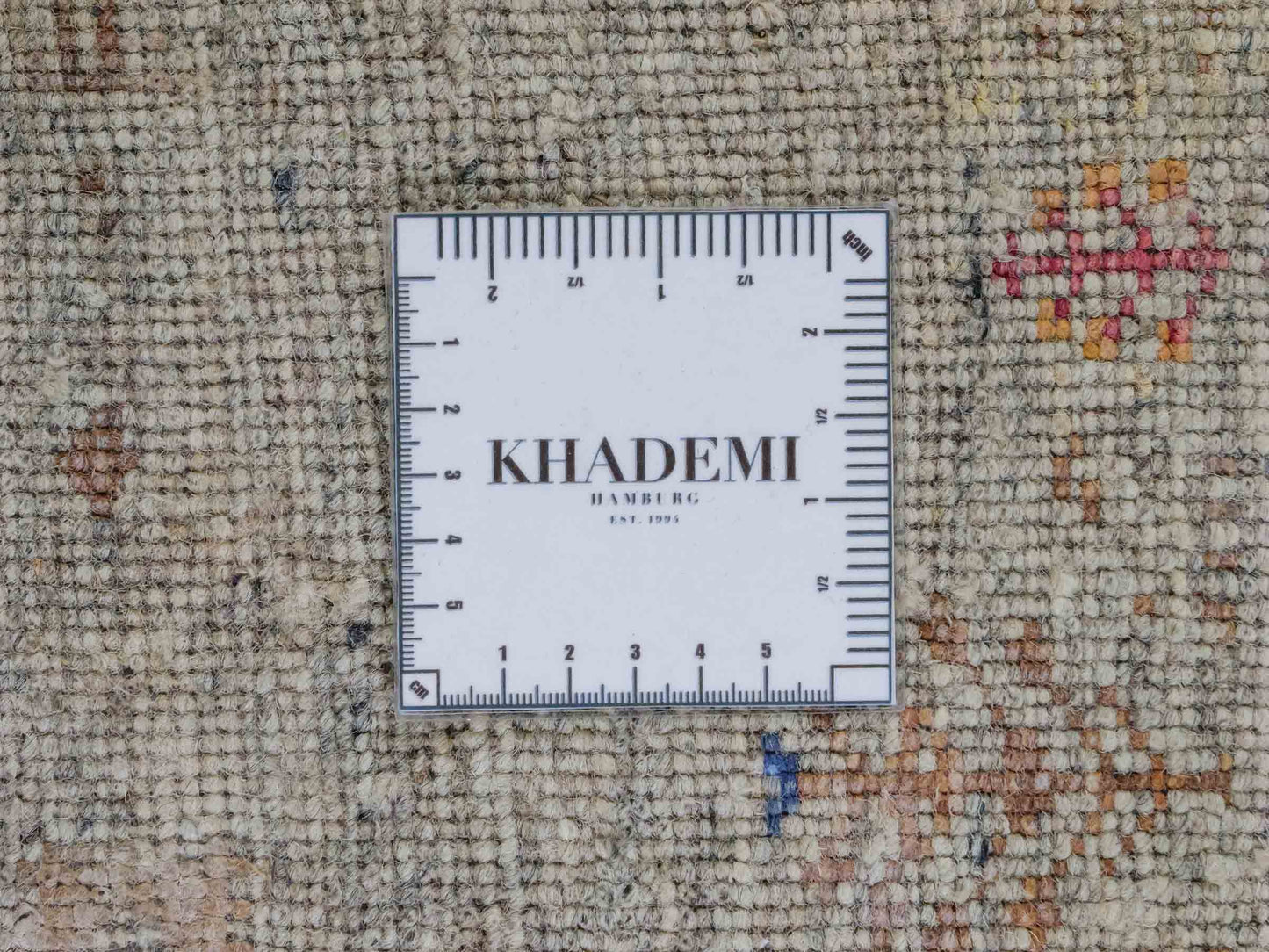 Handgeknüpfter Indo Loribaft Orientteppich von Khademi aus Wolle mit Bambusseide, grau, mehrfarbig. Geometrisches Nomaden-Design mit Lebensbaum. Von Hand geknüpft in Indien. Größe: 237x174cm. Teppichnummer: KB4-1709. Verkauf durch Jupiter Intl.