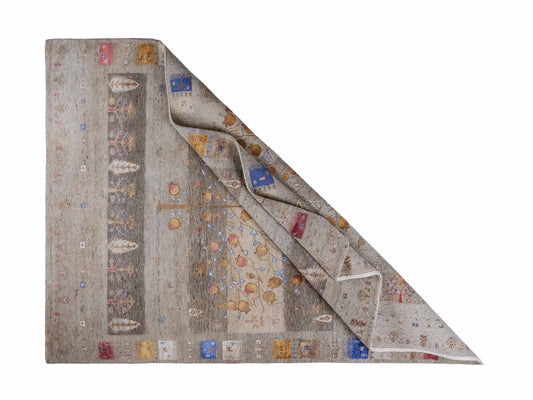 Handgeknüpfter Indo Loribaft Orientteppich von Khademi aus Wolle mit Bambusseide, grau, mehrfarbig. Geometrisches Nomaden-Design mit Lebensbaum. Von Hand geknüpft in Indien. Größe: 237x174cm. Teppichnummer: KB4-1709. Verkauf durch Jupiter Intl.