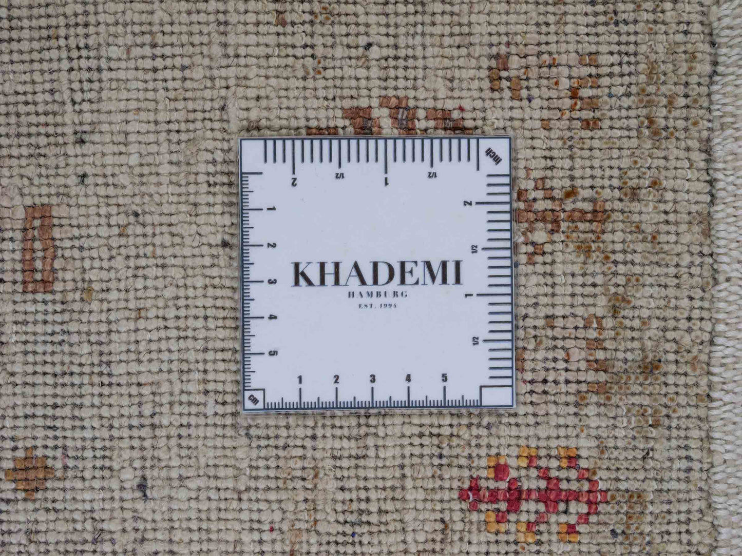 Handgeknüpfter Indo Loribaft Orientteppich von Khademi aus Wolle mit Bambusseide, cremeweiß, beige, mehrfarbig. Nomaden-Design mit Lebensbaum. Von Hand geknüpft in Indien. Größe: 240x170cm. Teppichnummer: KB4-1710. Verkauf durch Jupiter Intl.