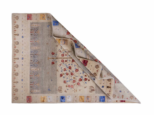 Handgeknüpfter Indo Loribaft Orientteppich von Khademi aus Wolle mit Bambusseide, cremeweiß, beige, mehrfarbig. Nomaden-Design mit Lebensbaum. Von Hand geknüpft in Indien. Größe: 240x170cm. Teppichnummer: KB4-1710. Verkauf durch Jupiter Intl.