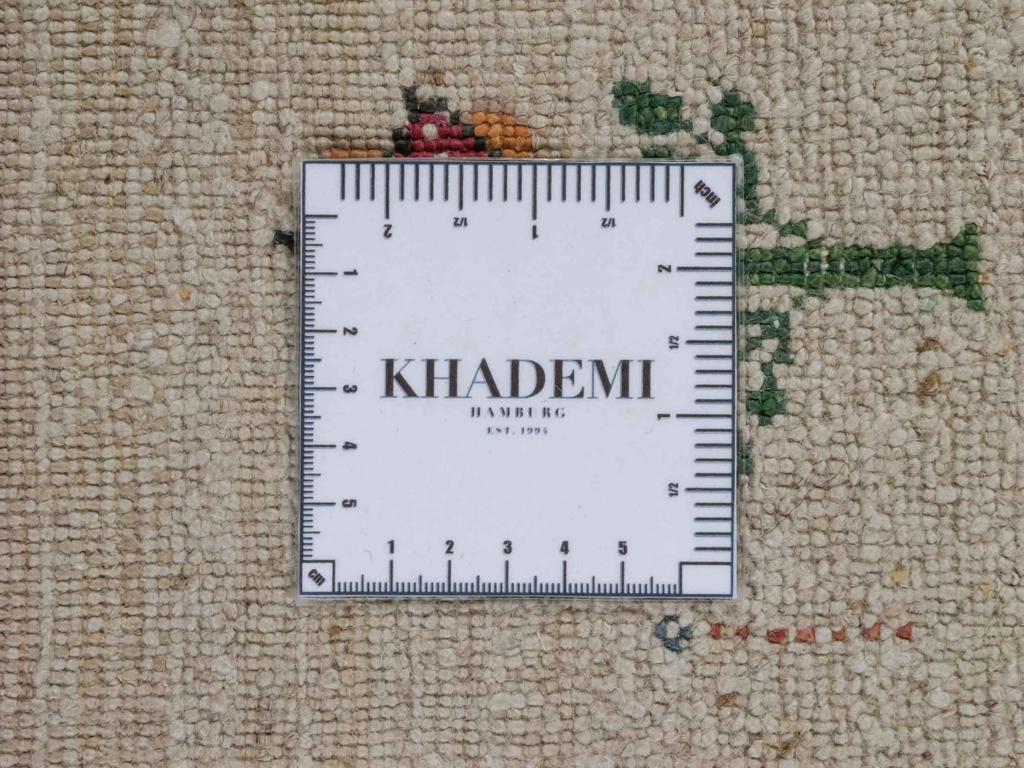 Handgeknüpfter Indo Loribaft Orientteppich von Khademi aus Wolle mit Bambusseide, cremeweiß, beige. Geometrisches Nomaden-Design mit Lebensbaum. Von Hand geknüpft in Indien. Größe: 240x173cm. Teppichnummer: KB4-1712. Verkauf durch Jupiter Intl.