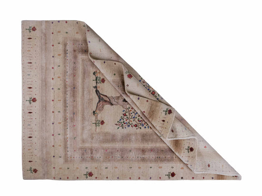 Handgeknüpfter Indo Loribaft Orientteppich von Khademi aus Wolle mit Bambusseide, cremeweiß, beige. Geometrisches Nomaden-Design mit Lebensbaum. Von Hand geknüpft in Indien. Größe: 240x173cm. Teppichnummer: KB4-1712. Verkauf durch Jupiter Intl.