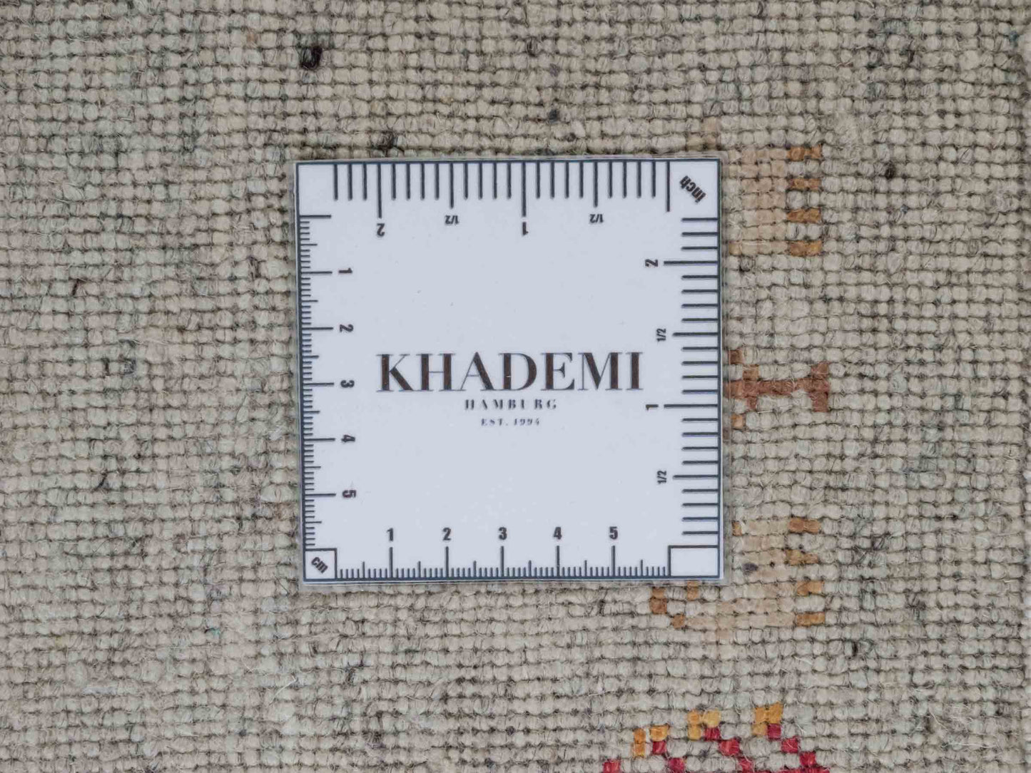 Handgeknüpfter Indo Loribaft Orientteppich von Khademi aus Wolle mit Bambusseide, grau, mehrfarbig. Geometrisches Nomaden-Design mit Lebensbaum. Von Hand geknüpft in Indien. Größe: 242x164cm. Teppichnummer: KB4-1704. Verkauf durch Jupiter Intl.