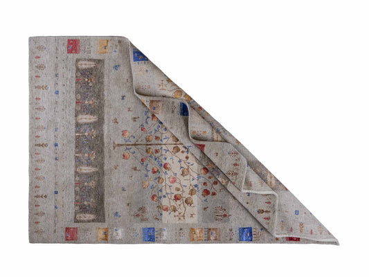 Handgeknüpfter Indo Loribaft Orientteppich von Khademi aus Wolle mit Bambusseide, grau, mehrfarbig. Geometrisches Nomaden-Design mit Lebensbaum. Von Hand geknüpft in Indien. Größe: 242x164cm. Teppichnummer: KB4-1704. Verkauf durch Jupiter Intl.