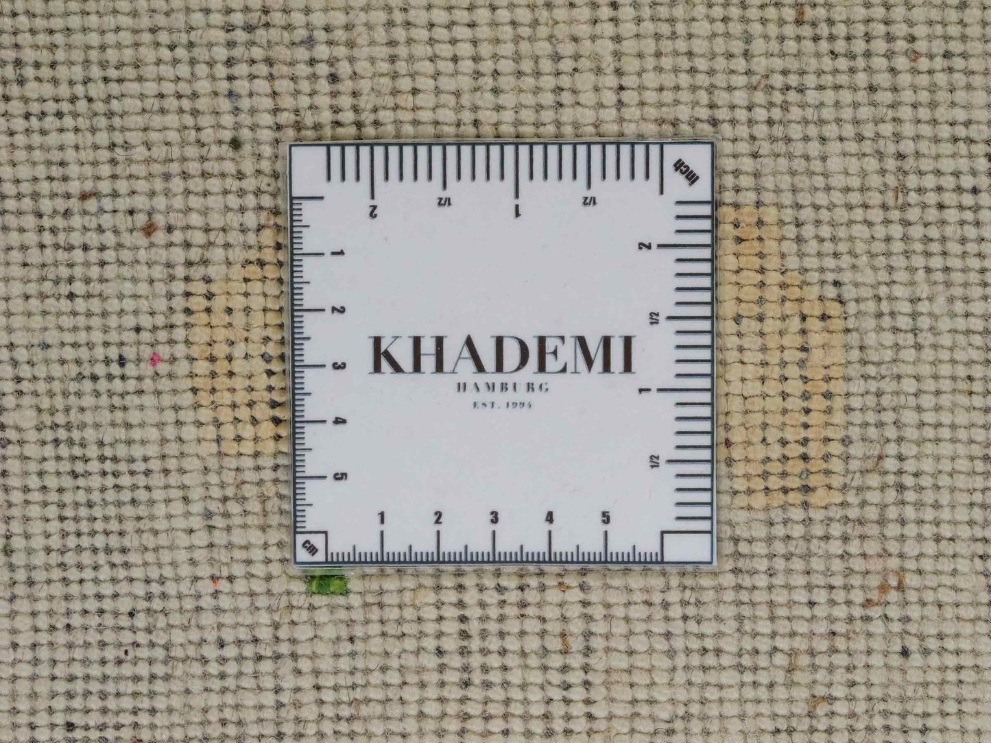 Handgeknüpfter Indo Loribaft Orientteppich von Khademi aus Wolle mit Bambusseide, cremeweiß, beige, mehrfarbig. Abstraktes Nomaden-Design. Von Hand geknüpft in Indien. Größe: 247x169cm. Teppichnummer: KB4-1708. Verkauf durch Jupiter Intl.