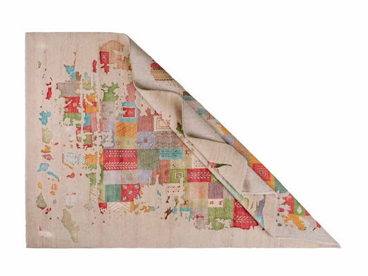 Handgeknüpfter Indo Loribaft Orientteppich von Khademi aus Wolle mit Bambusseide, cremeweiß, beige, mehrfarbig. Abstraktes Nomaden-Design. Von Hand geknüpft in Indien. Größe: 247x169cm. Teppichnummer: KB4-1708. Verkauf durch Jupiter Intl.