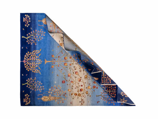 Handgeknüpfter Indo Loribaft Orientteppich von Khademi aus Wolle mit Bambusseide, blau, mehrfarbig. Nomaden-Design mit Lebensbaum. Von Hand geknüpft in Indien. Größe: 303x241cm. Teppichnummer: KB4-1707. Verkauf durch Jupiter Intl.
