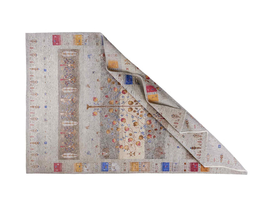 Handgeknüpfter Indo Loribaft Orientteppich von Khademi aus Wolle mit Bambusseide, grau, mehrfarbig. Geometrisches Nomaden-Design mit Lebensbaum. Von Hand geknüpft in Indien. Größe: 304x202cm. Teppichnummer: KB4-1703. Verkauf durch Jupiter Intl.