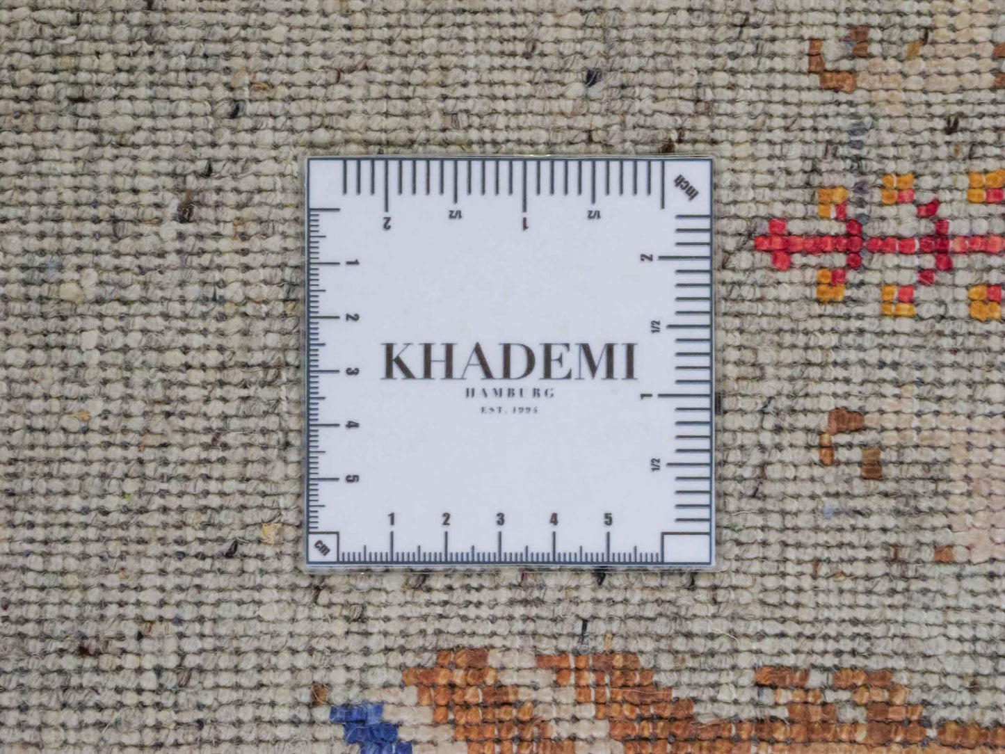 Handgeknüpfter Indo Loribaft Orientteppich von Khademi aus Wolle mit Bambusseide, grau, mehrfarbig. Geometrisches Nomaden-Design mit Lebensbaum. Von Hand geknüpft in Indien. Größe: 308x247cm. Teppichnummer: KB4-1711. Verkauf durch Jupiter Intl.