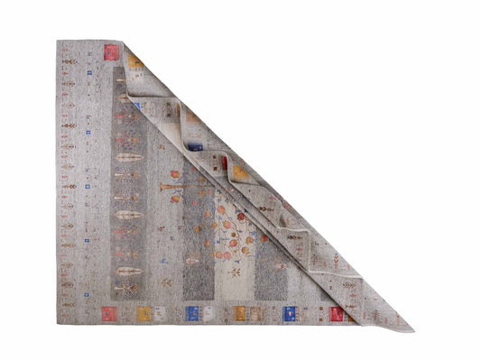 Handgeknüpfter Indo Loribaft Orientteppich von Khademi aus Wolle mit Bambusseide, grau, mehrfarbig. Geometrisches Nomaden-Design mit Lebensbaum. Von Hand geknüpft in Indien. Größe: 308x247cm. Teppichnummer: KB4-1711. Verkauf durch Jupiter Intl.