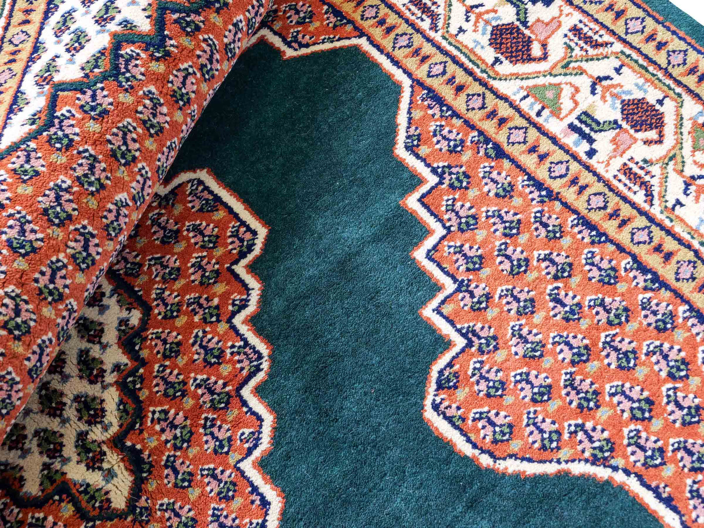 Feiner, handgeknüpfter Indo Sarough Mir Orientteppich aus Wolle von Khademi. Größe 202 x 125 cm. Farbe: Grün, rot, beige, cremeweiß. Verkauf durch JUPITER Intl.
