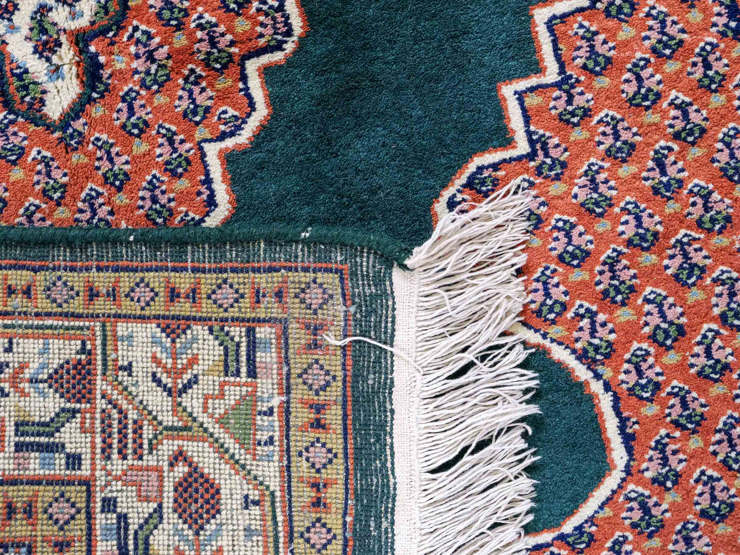 Feiner, handgeknüpfter Indo Sarough Mir Orientteppich aus Wolle von Khademi. Größe 202 x 125 cm. Farbe: Grün, rot, beige, cremeweiß. Verkauf durch JUPITER Intl.