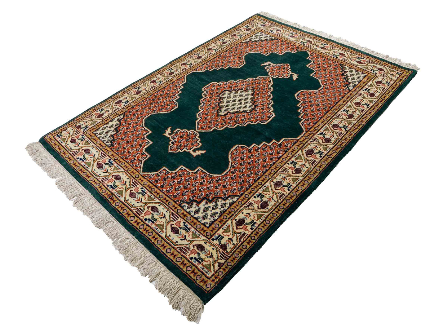 Feiner, handgeknüpfter Indo Sarough Mir Orientteppich aus Wolle von Khademi. Größe 202 x 125 cm. Farbe: Grün, rot, beige, cremeweiß. Verkauf durch JUPITER Intl.