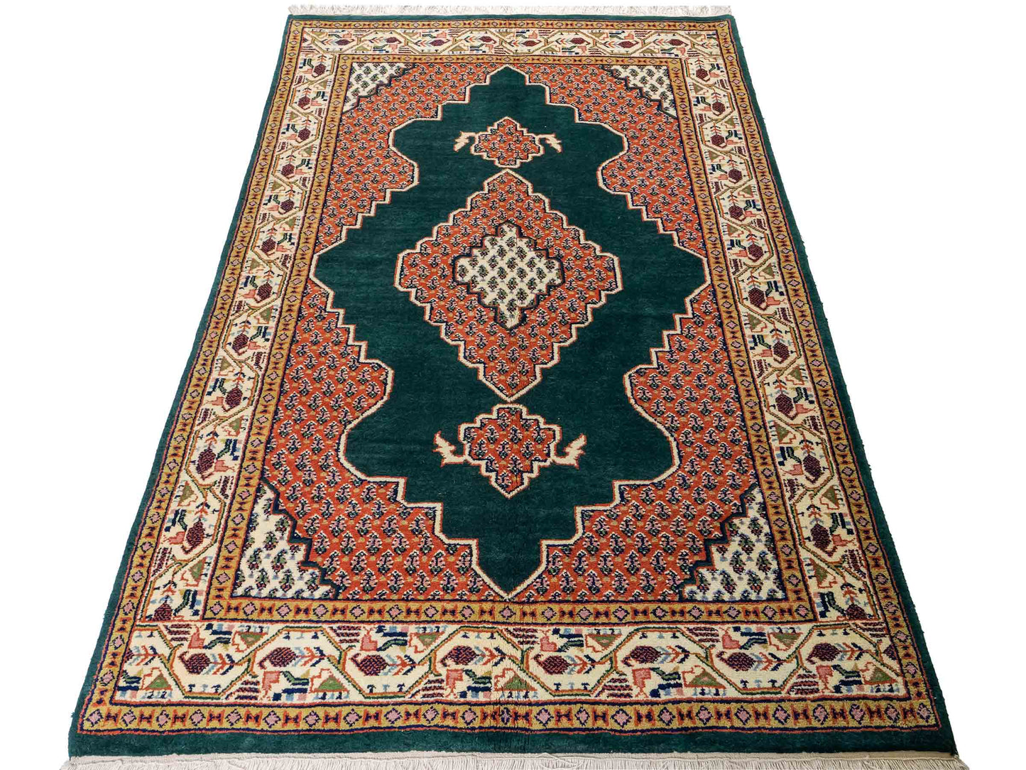 Feiner, handgeknüpfter Indo Sarough Mir Orientteppich aus Wolle von Khademi. Größe 202 x 125 cm. Farbe: Grün, rot, beige, cremeweiß. Verkauf durch JUPITER Intl.