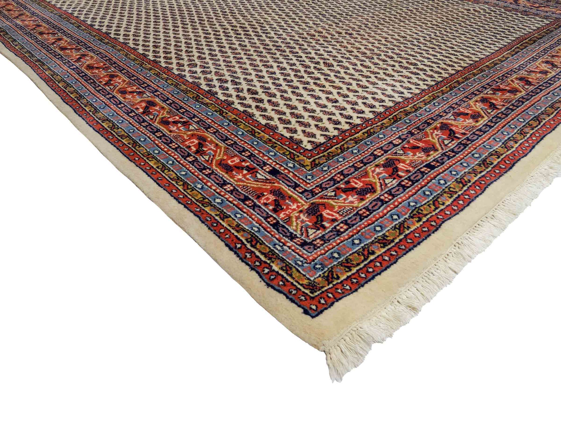 Feiner, handgeknüpfter indischer Sarough Mir Wollteppich von Khademi. Größe: 297 x 202 cm. Farbe: Cremeweiß. Verkauf durch JUPITER Intl.