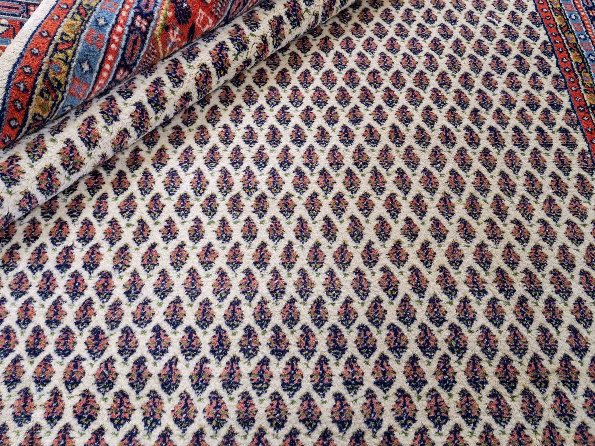 Feiner, handgeknüpfter indischer Sarough Mir Wollteppich von Khademi. Größe: 297 x 202 cm. Farbe: Cremeweiß. Verkauf durch JUPITER Intl.