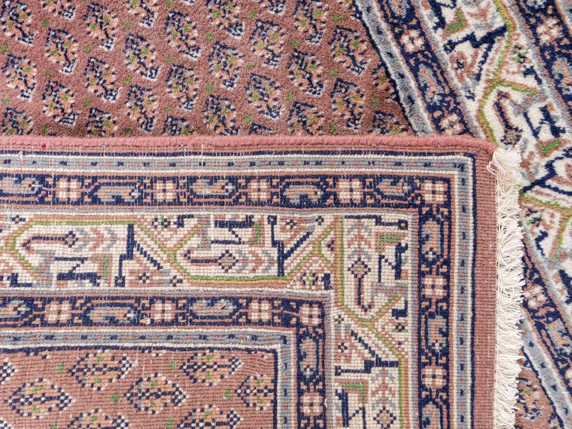 Feiner, handgeknüpfter Indo Sarough Mir Orientteppich Läufer aus Wolle von Khademi. Größe 403 x 80 cm. Farbe: Rot, cremeweiß. Verkauf durch JUPITER Intl.