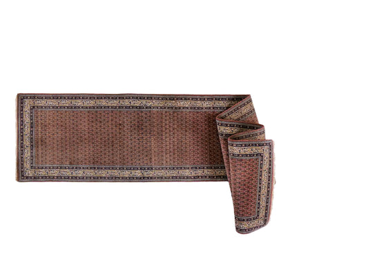 Feiner, handgeknüpfter Indo Sarough Mir Orientteppich Läufer aus Wolle von Khademi. Größe 403 x 80 cm. Farbe: Rot, cremeweiß. Verkauf durch JUPITER Intl.