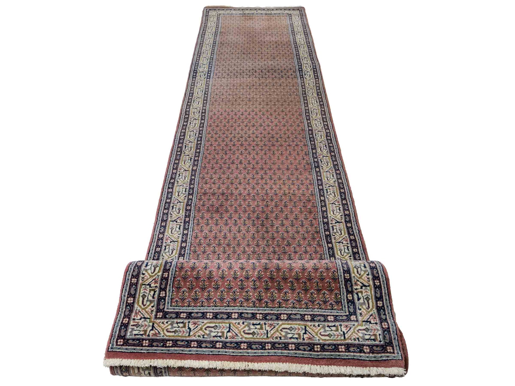 Feiner, handgeknüpfter Indo Sarough Mir Orientteppich Läufer aus Wolle von Khademi. Größe 403 x 80 cm. Farbe: Rot, cremeweiß. Verkauf durch JUPITER Intl.