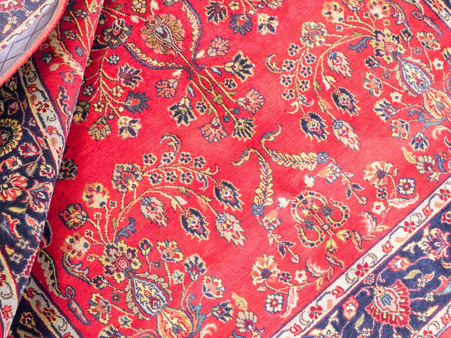 Handgeknüpfter, indischer Orientteppich mit Sarough Design von Khademi aus Wolle, rot. 215x154 cm. Verkauf durch Jupiter Intl.