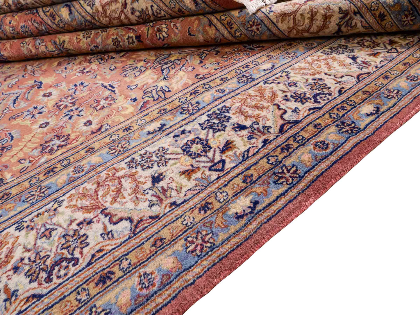 Sehr feiner, handgeknüpfter Indo Sarough Orientteppich aus Wolle von Khademi. Farbe: Rot, cremeweiß, blau. Größe: 295 x 240 cm. Vertrieb durch JUPITER Intl.