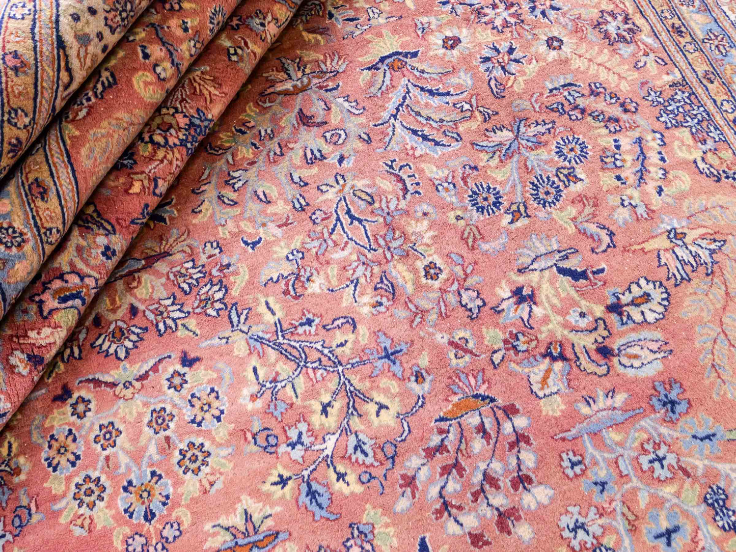 Sehr feiner, handgeknüpfter Indo Sarough Orientteppich aus Wolle von Khademi. Farbe: Rot, cremeweiß, blau. Größe: 295 x 240 cm. Vertrieb durch JUPITER Intl.