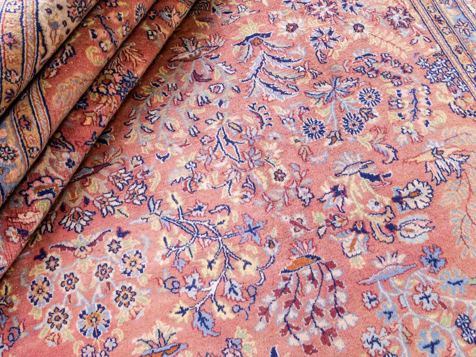 Sehr feiner, handgeknüpfter Indo Sarough Orientteppich aus Wolle von Khademi. Farbe: Rot, cremeweiß, blau. Größe: 295 x 240 cm. Vertrieb durch JUPITER Intl.