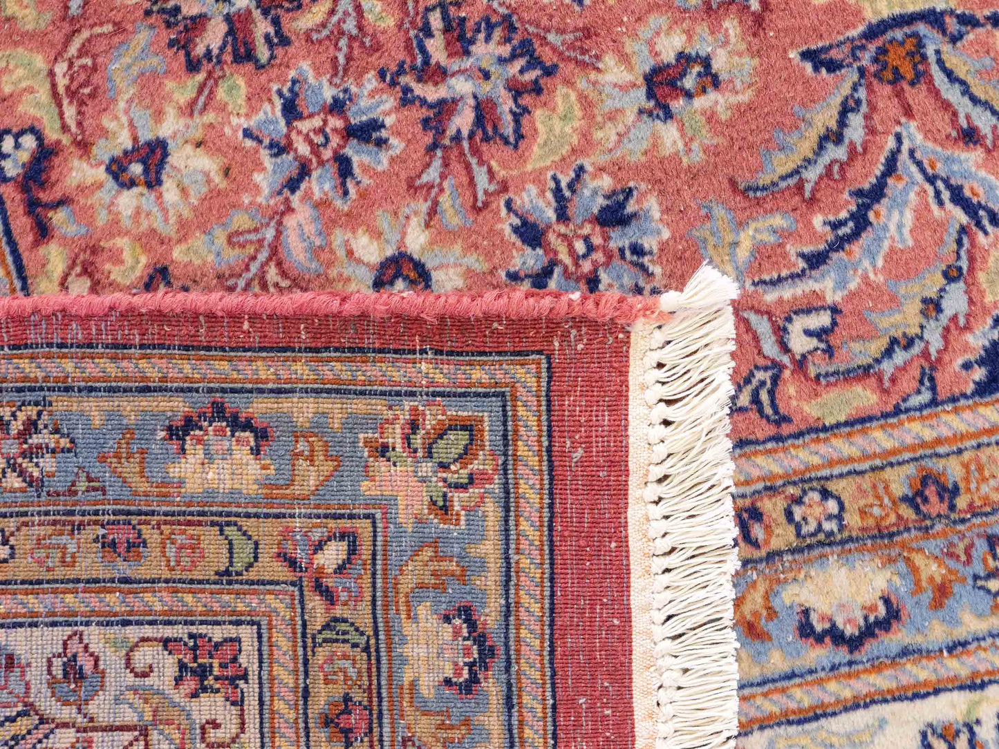 Sehr feiner, handgeknüpfter Indo Sarough Orientteppich aus Wolle von Khademi. Farbe: Rot, cremeweiß, blau. Größe: 295 x 240 cm. Vertrieb durch JUPITER Intl.