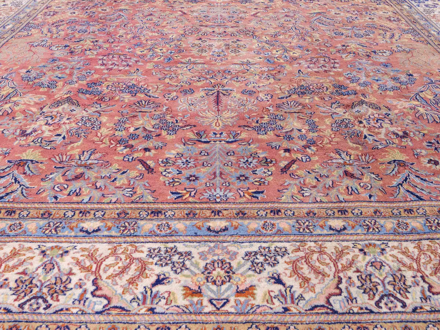 Sehr feiner, handgeknüpfter Indo Sarough Orientteppich aus Wolle von Khademi. Farbe: Rot, cremeweiß, blau. Größe: 295 x 240 cm. Vertrieb durch JUPITER Intl.