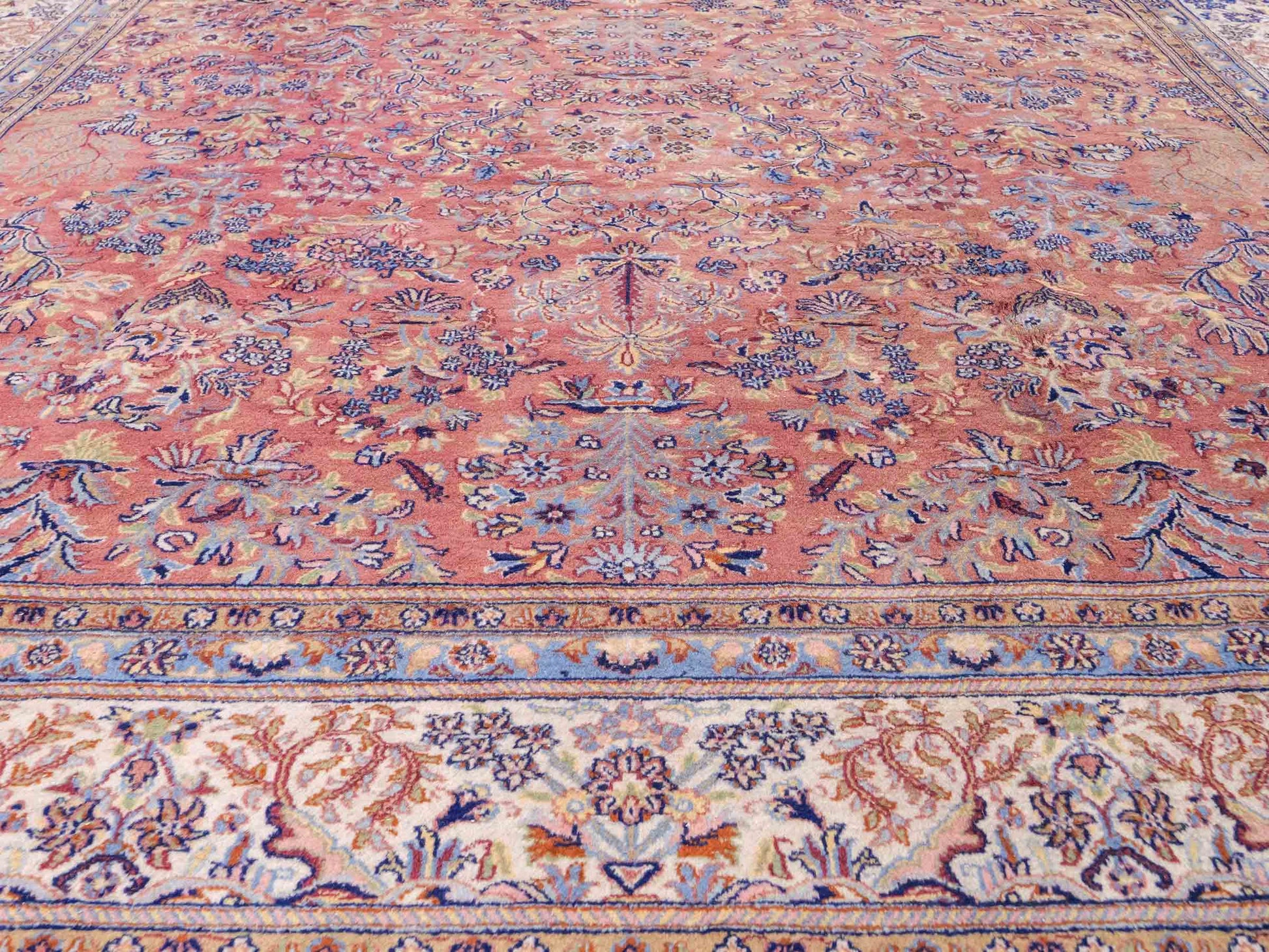 Sehr feiner, handgeknüpfter Indo Sarough Orientteppich aus Wolle von Khademi. Farbe: Rot, cremeweiß, blau. Größe: 295 x 240 cm. Vertrieb durch JUPITER Intl.