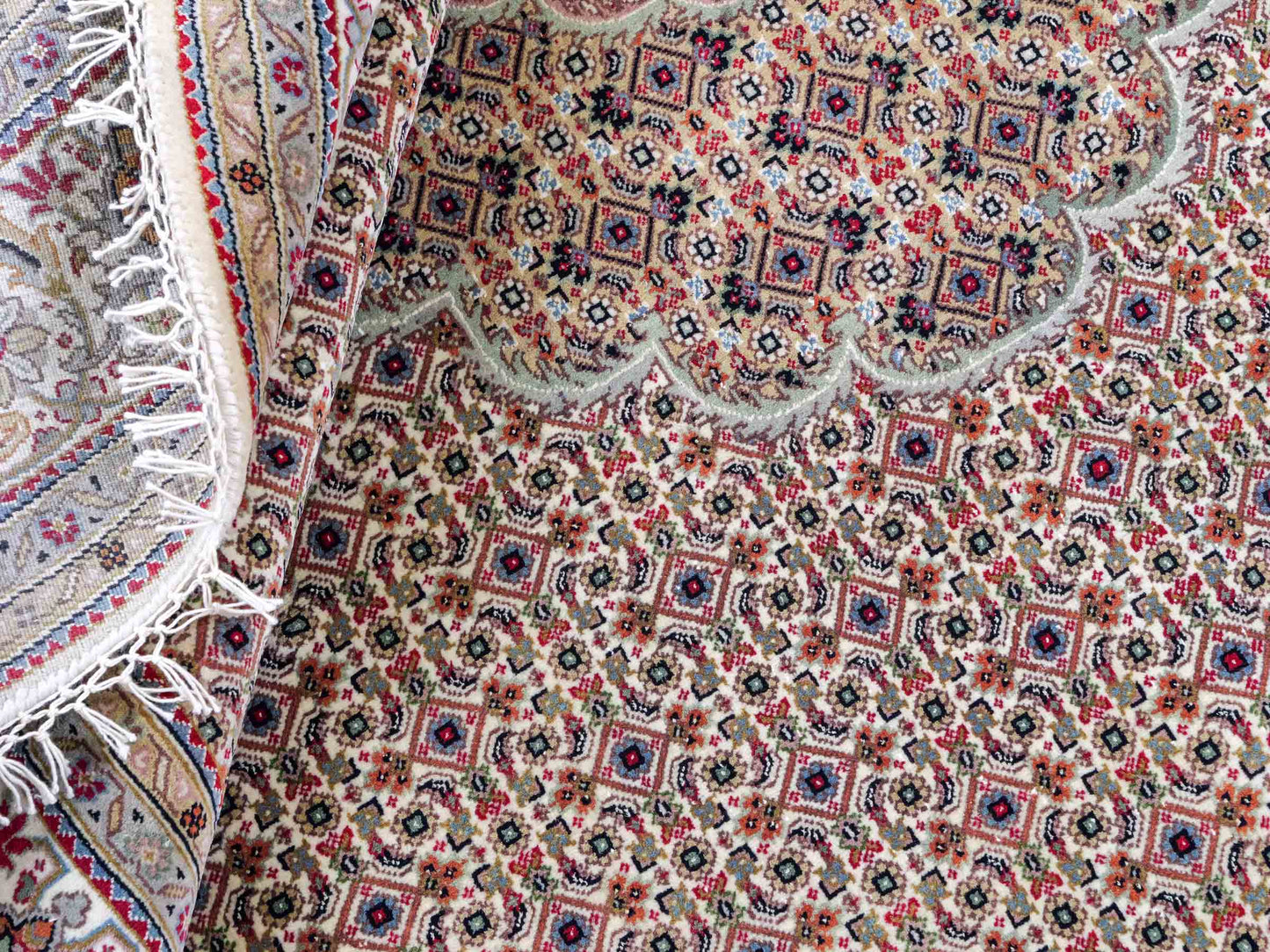 Sehr feiner, runder, handgeknüpfter Khademi Indo Täbriz Mahi aus Wolle, beige, creme und braun. 206x206 cm. Vertrieb durch Jupiter Intl.