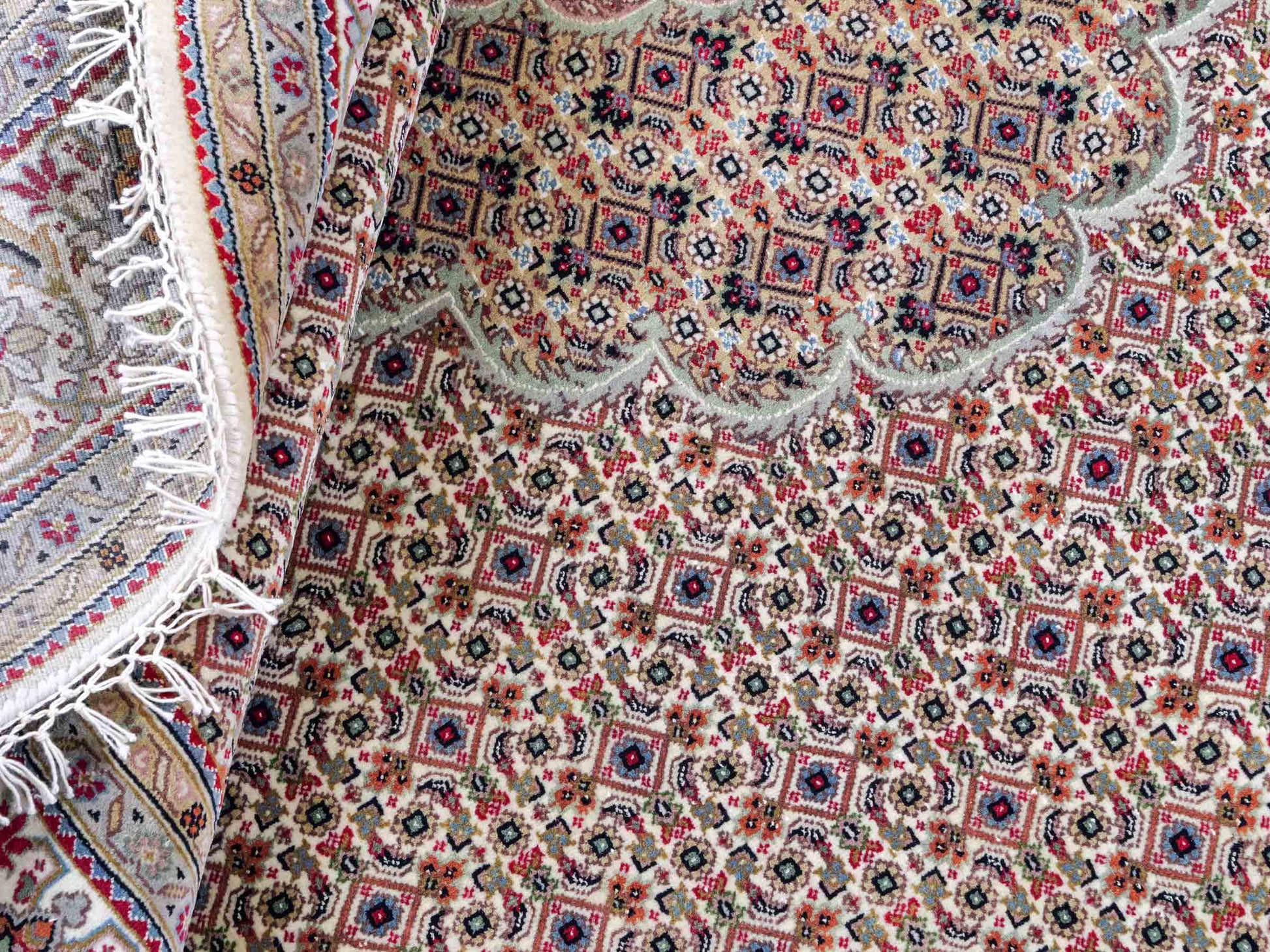 Sehr feiner, runder, handgeknüpfter Khademi Indo Täbriz Mahi aus Wolle, beige, creme und braun. 206x206 cm. Vertrieb durch Jupiter Intl.