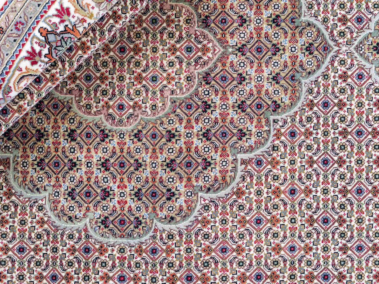 Sehr feiner, runder, handgeknüpfter Khademi Indo Täbriz Mahi aus Wolle, beige, creme und braun. 206x206 cm. Vertrieb durch Jupiter Intl.