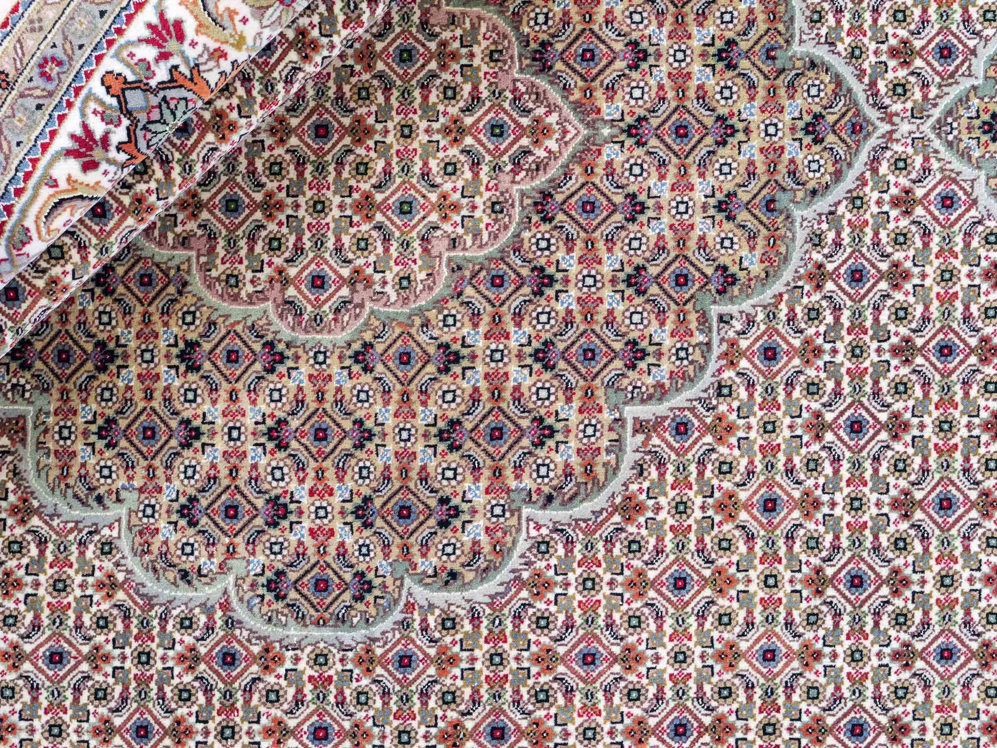 Sehr feiner, runder, handgeknüpfter Khademi Indo Täbriz Mahi aus Wolle, beige, creme und braun. 206x206 cm. Vertrieb durch Jupiter Intl.