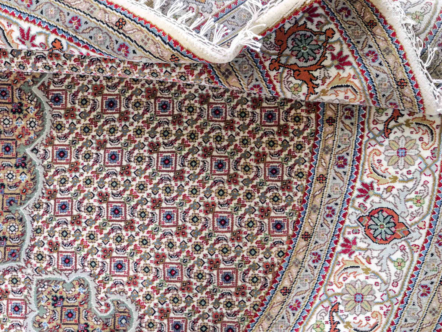Sehr feiner, runder, handgeknüpfter Khademi Indo Täbriz Mahi aus Wolle, beige, creme und braun. 206x206 cm. Vertrieb durch Jupiter Intl.