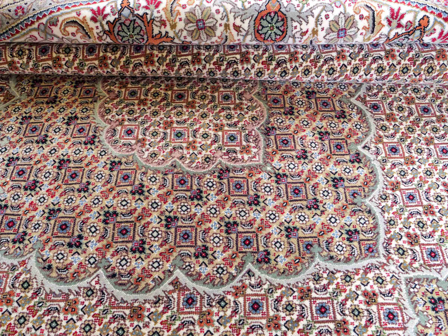Sehr feiner, runder, handgeknüpfter Khademi Indo Täbriz Mahi aus Wolle, beige, creme und braun. 206x206 cm. Vertrieb durch Jupiter Intl.